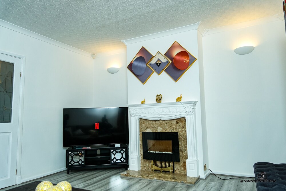 Walsall Vacations - Cosy Home With Private Parking - Property Image 16