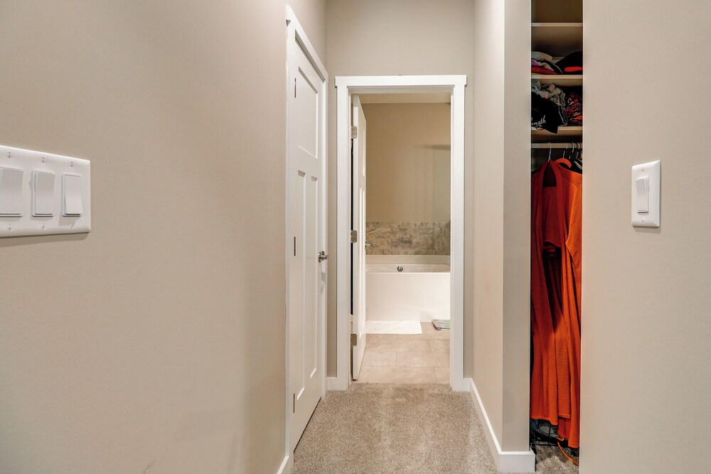 7 Mi to Boyce Park: Family Townhome in Verona!
