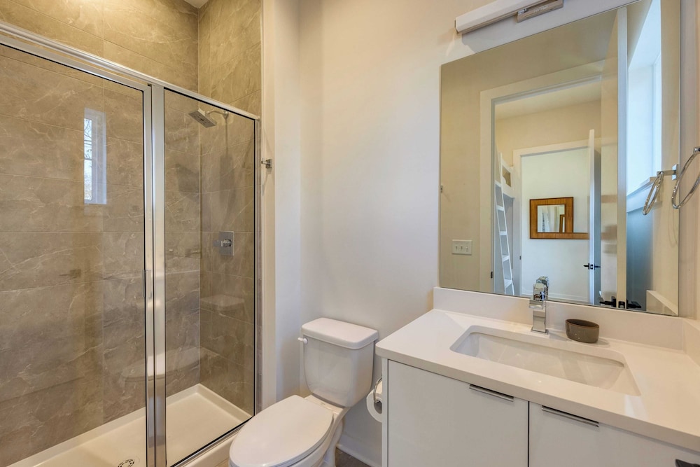 Sleeps 16 2 Modern Townhomes, Minutes to Broadway Lischey & 98 Degrees