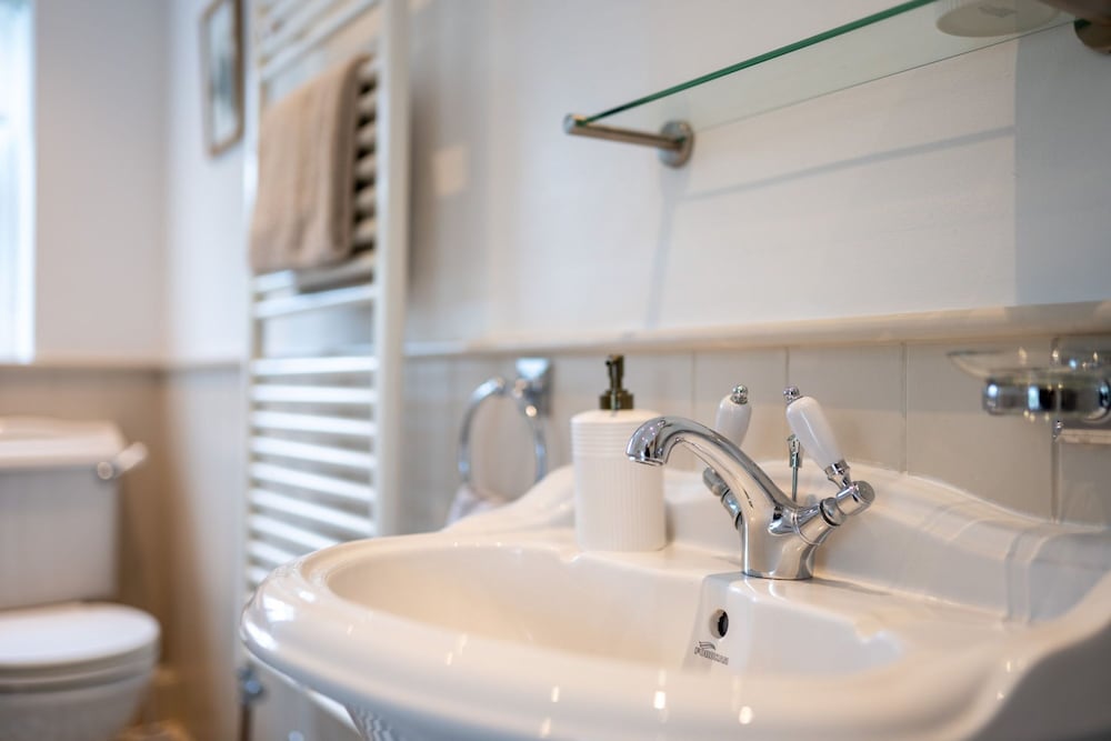 Host Stay Chimney Pots Cottage