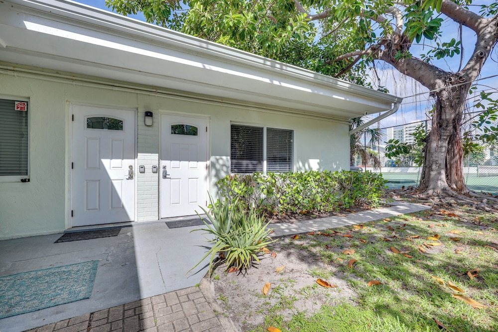 Steps to Pompano Beach: Couple's Retreat w/ Patio!