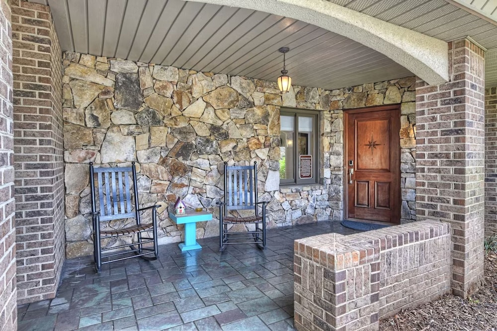 Landover Lodge by Avantstay Waterfront Dock