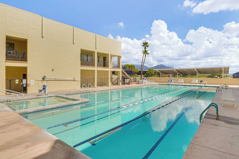 Quiet Townhome w/ Mountain Views in Green Valley