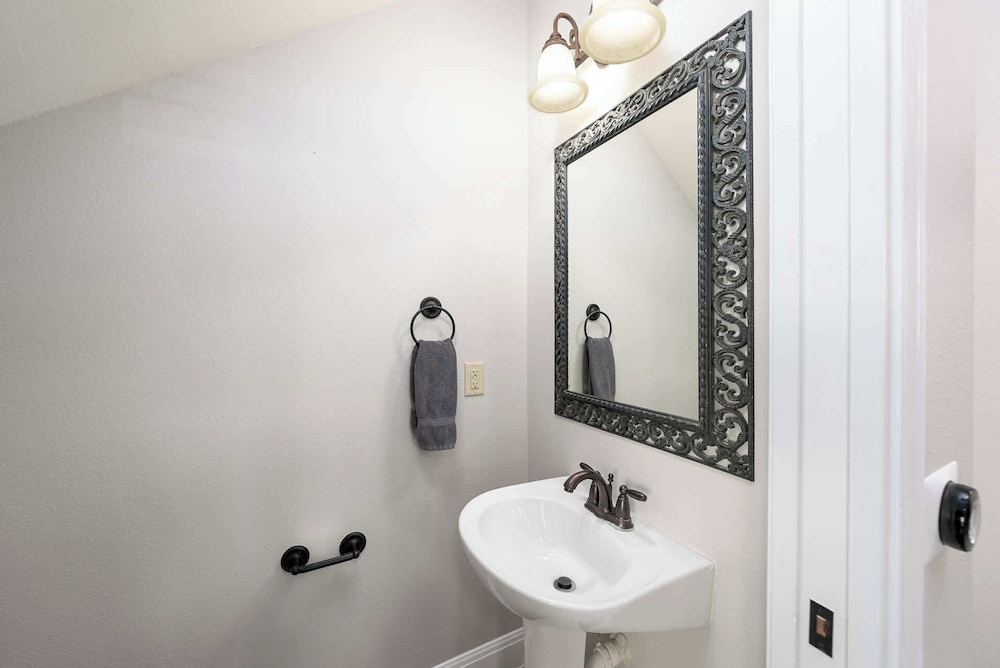 Upstay East Austin Retreat w Yard5min to Downtown