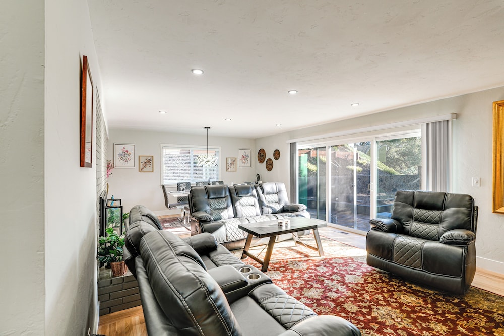 2 Mi to Beach: Home w/ Patio in Del Rey Oaks!