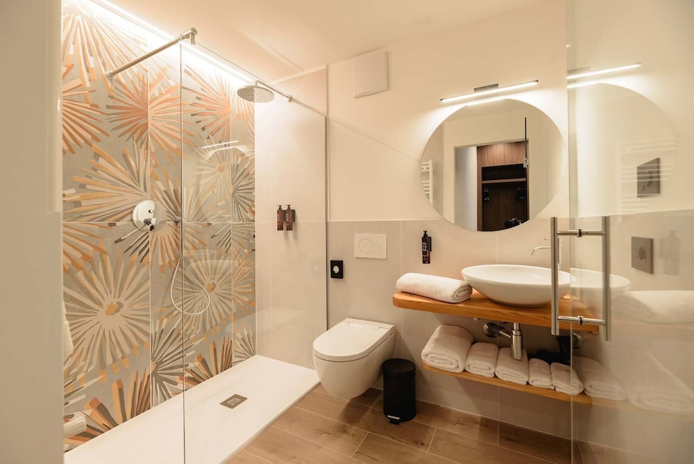 NAOMI Rooms