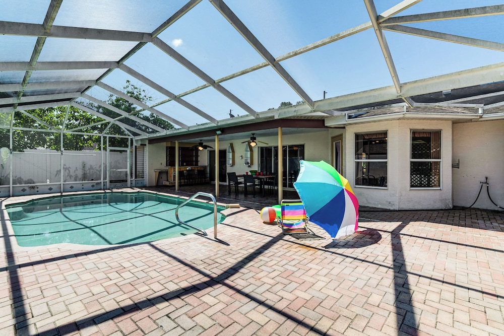 3 Mi to Weeki Wachee Springs SP: Poolside Oasis!
