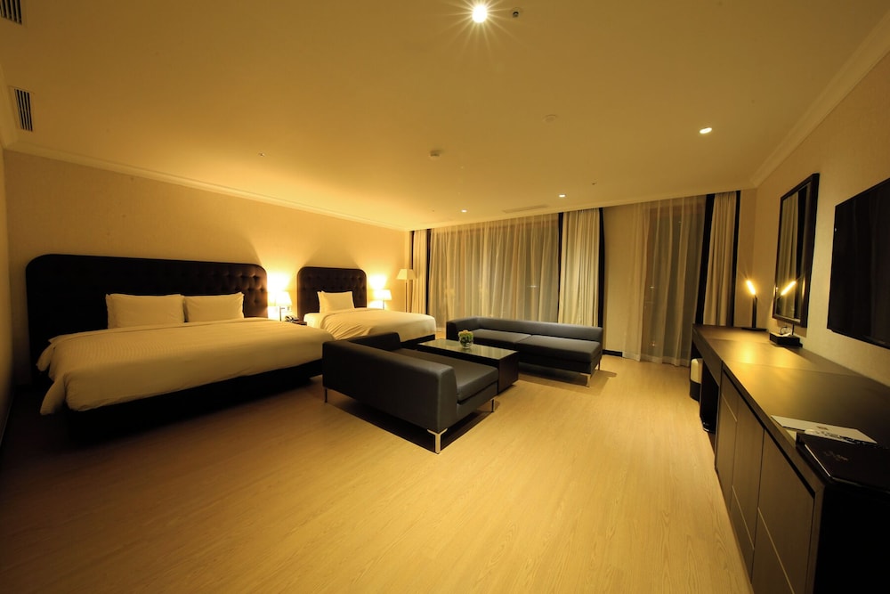 Booyoung Hotel & Resort
