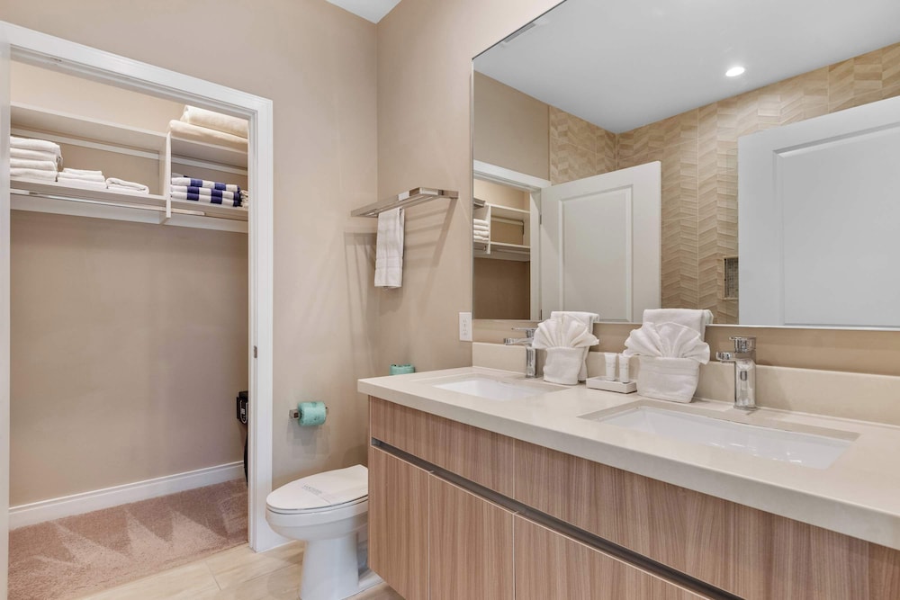 Chic Disney Villa Stunning Patio, Resort Amenities & Minutes From Parks