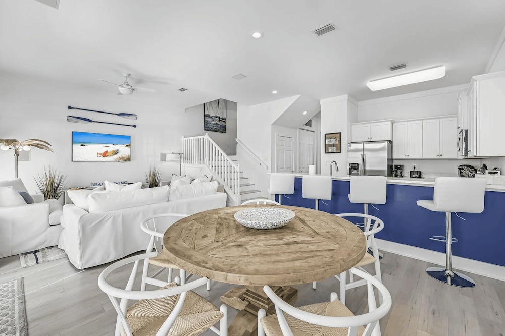 All Decked Out by Avantstay Pool & Private Beach Access, Bikes Provided