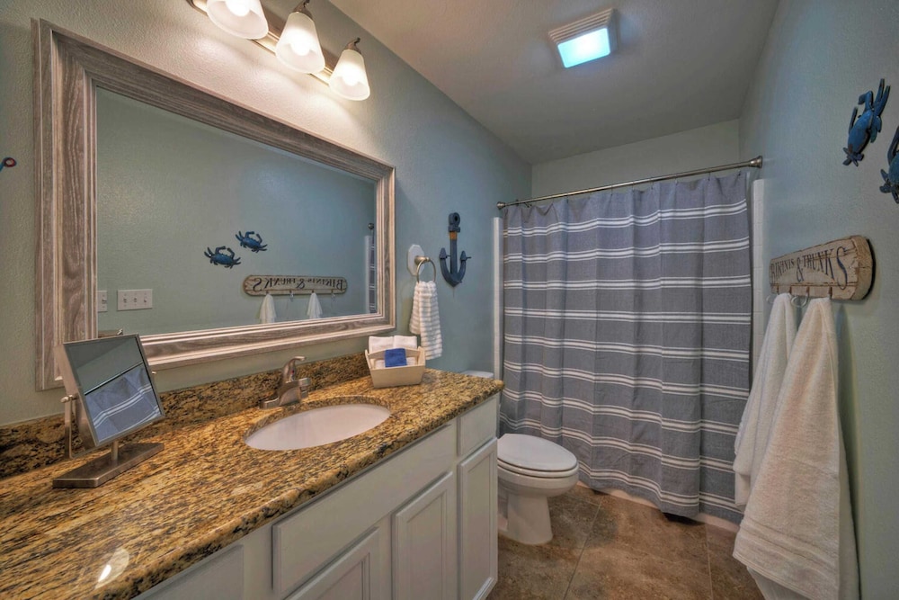 Sleeps 21, 2 Homes 2 Private Pools, Fire Pit, Swing Bar Walk to the Beach