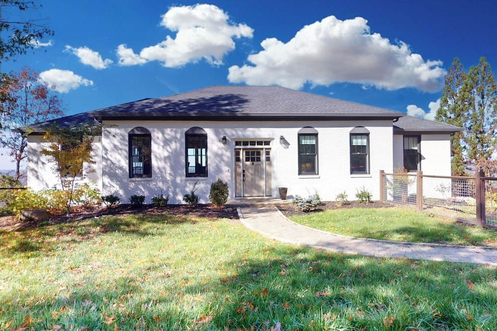 3 BR Home: Dog Friendly w/ Scenic Views & Pool