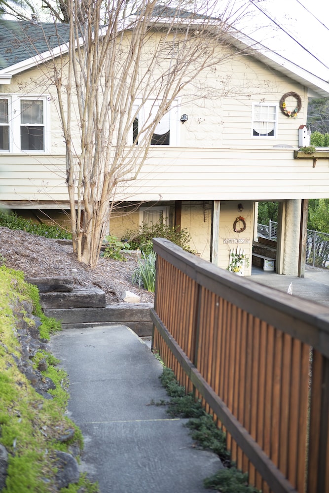 The Chimney Rock Inn & Cottages