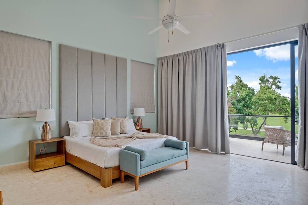 Contemporary 5 BR Luxury Golf Villa w Large Pool