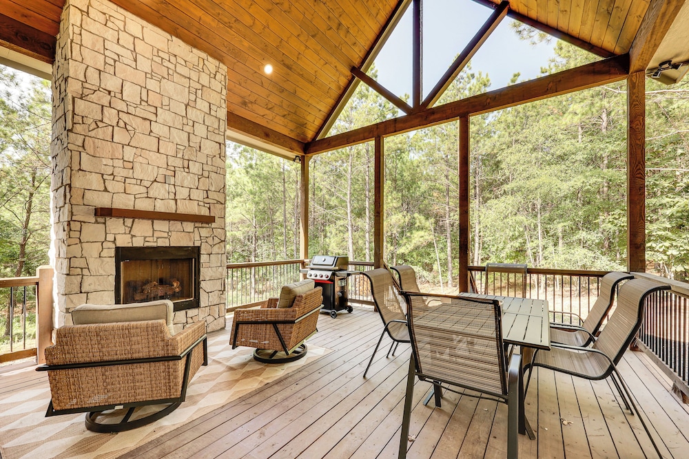 Private Hot Tub: Home 13 Mi to Broken Bow Lake