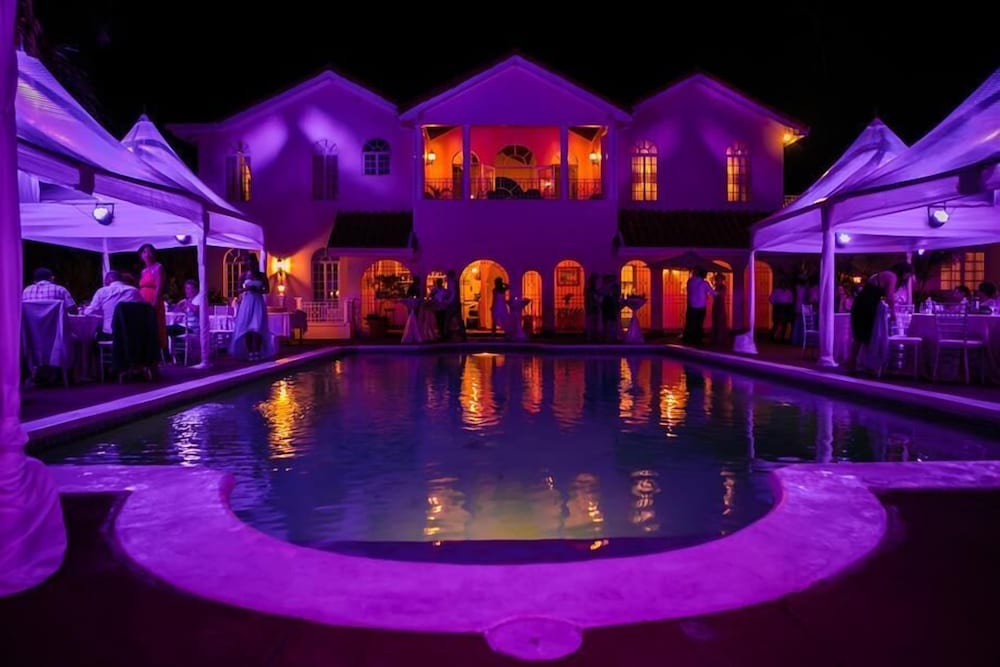 Summerhill, 8BR by Jamaican Treasures