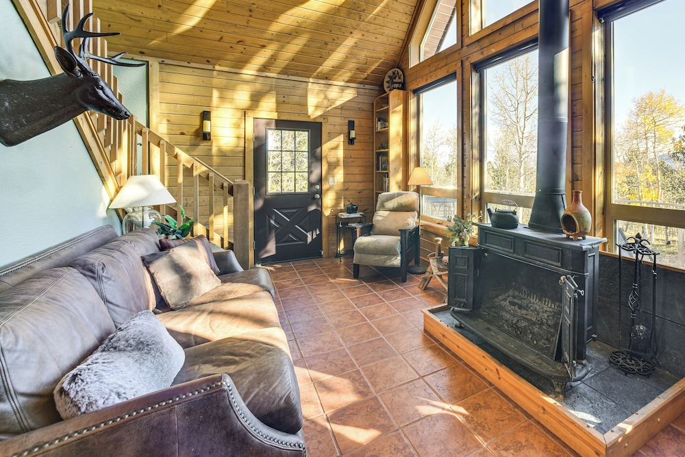 Hot Tub & Peak Views: Cripple Creek Cabin