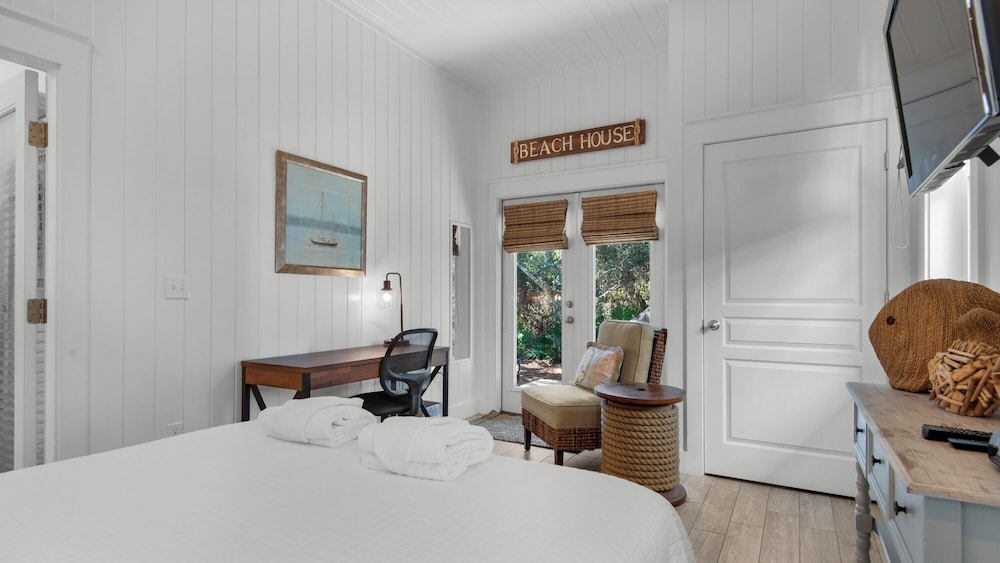 Charming Beach Cottage, 2 Pools and Tennis Access + Free Attraction Tickets!