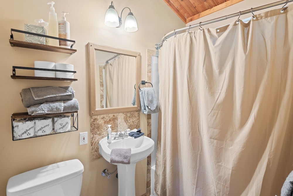 Cute Cozy Cabin