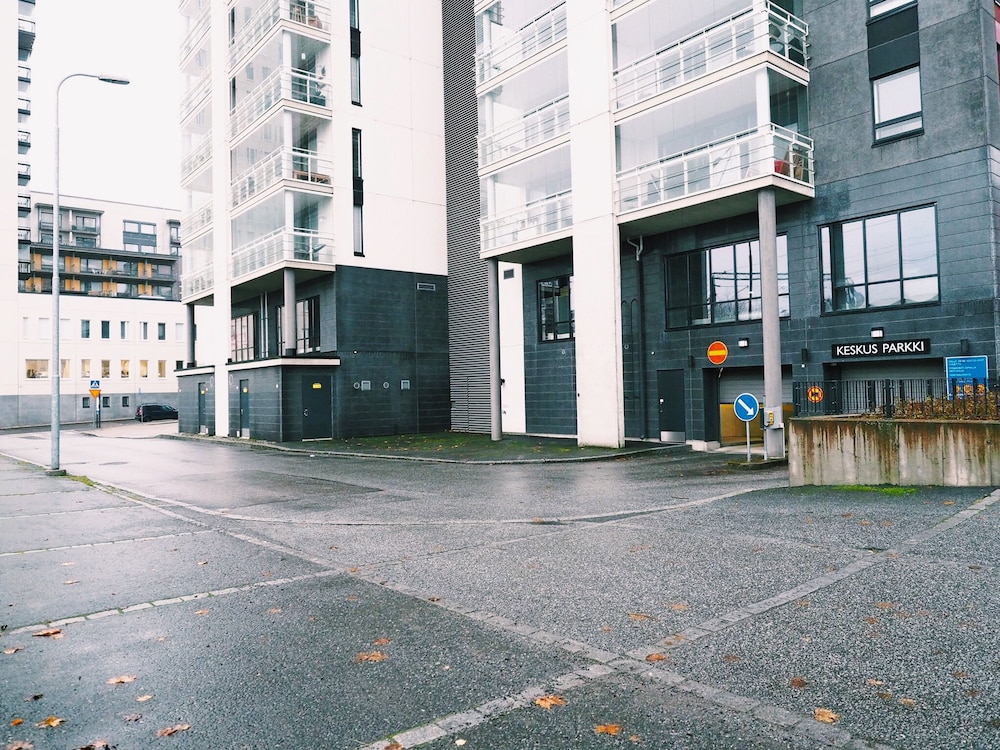 Modern 1BR Apt with Sauna, Balcony & Free Parking