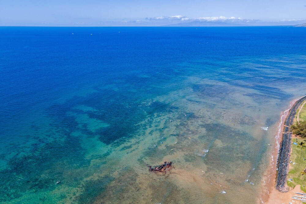 Kalama Terrace P-307 - 3rd-floor Walkup, 7 min Walk to Charley Young Beach, AC!