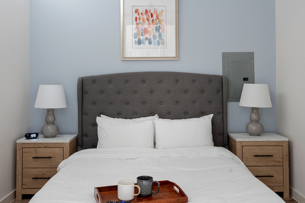 Sky-high Comfort 1BR Gym Pool Pet Friendly