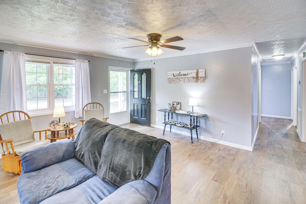 7 Mi to Barren River Lake: Quiet Getaway w/ Yard!