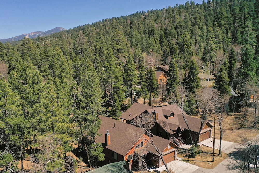 Teddy by Avantstay Majestic Cabin in Big Bear w/ Balcony