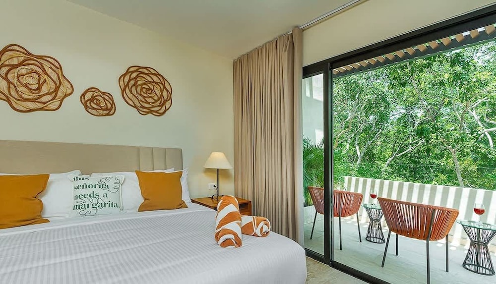 2 Br. Roof W/infinity Pool + Jacuzzi Spacious