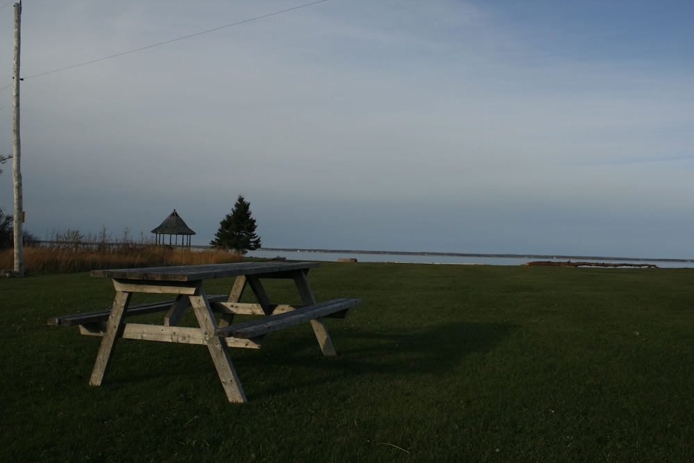 Amherst Shore Country Inn