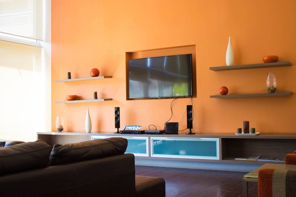 Stylish 1BR Apt w Top Location Metro Pool Gym