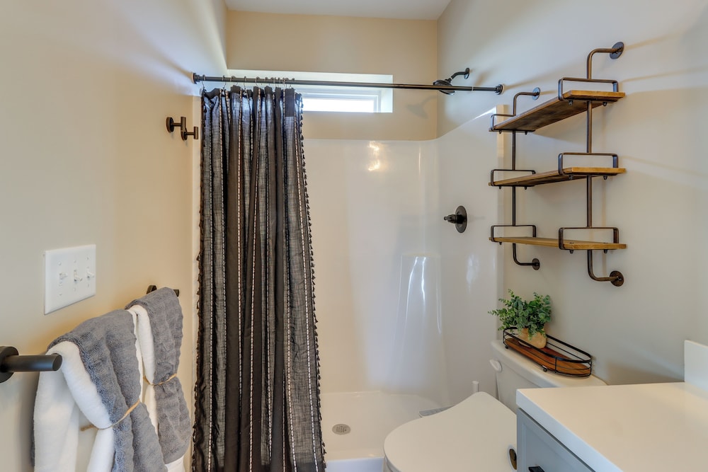 11 Mi to Dtwn Ellijay: Newly Built Modern Cabin!