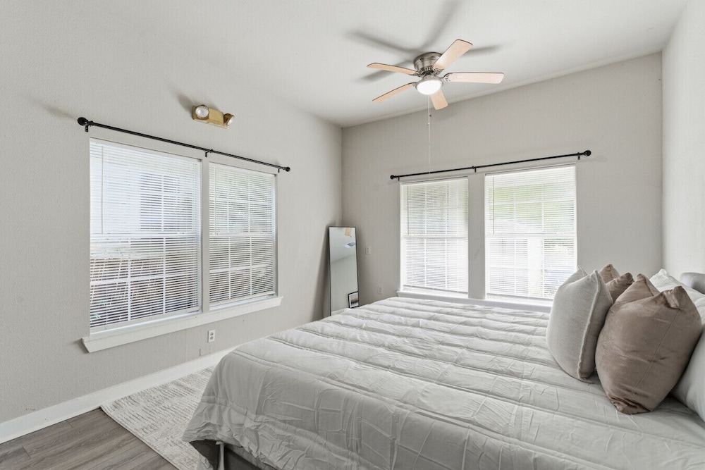 Bright 2BR Duplex Mins to Downtown San Antonio