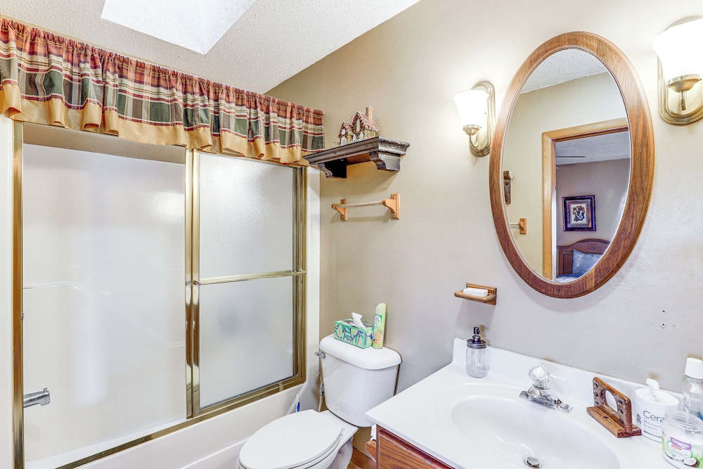 2 Mi to Ski Slopes! Mtn-view Home in Mars Hill