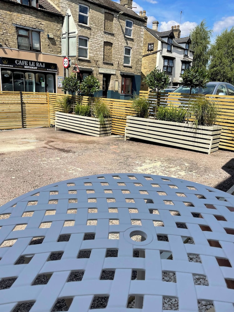 Cottage on High Street, own Parking and EV Charger