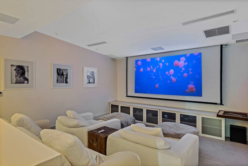Modern Oasis Stunning Views of Golf Course River