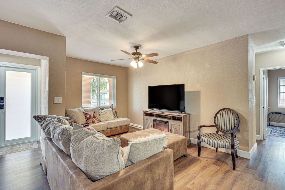 11 Mi to South Beach: Home w/ Screened Porch!