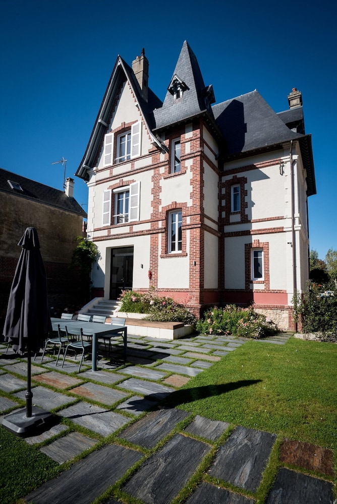 Large Chic Stylish Villa Superb Garden