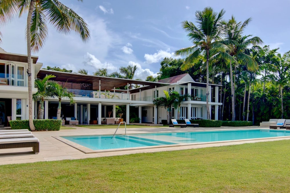 Breathtaking Ocean-view Home w Pool Modern Design