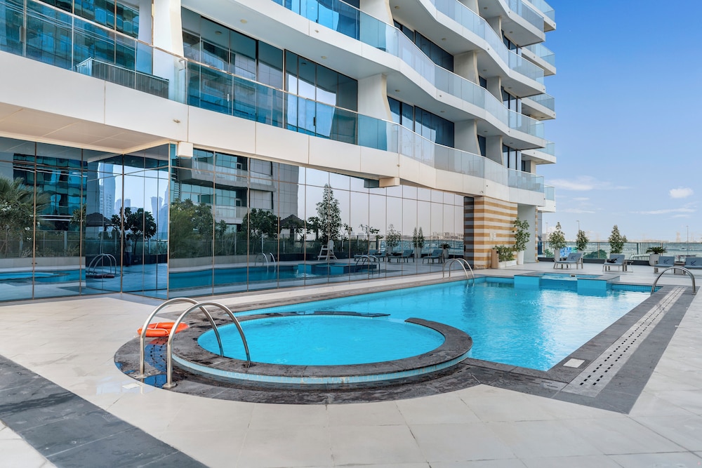 Chic 1BR Canal View at Waves Tower