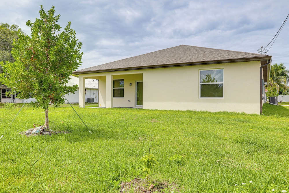 Beach-hop & Golf! Port St Lucie Apt w/ Shared Yard