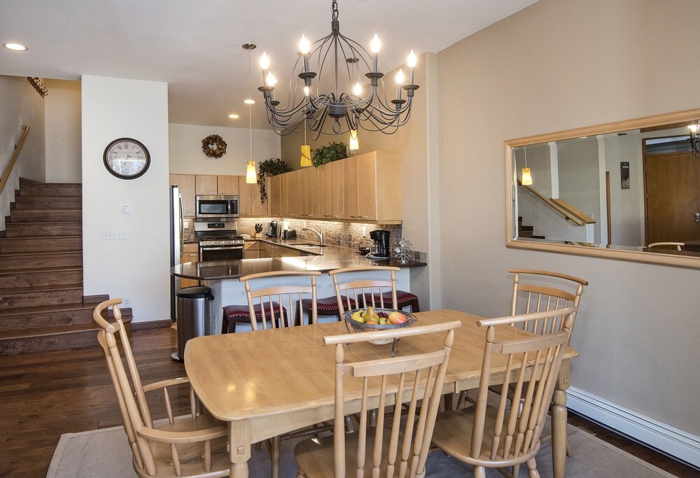 Savoy S 2d 3 Bedroom Condo by RedAwning view 4