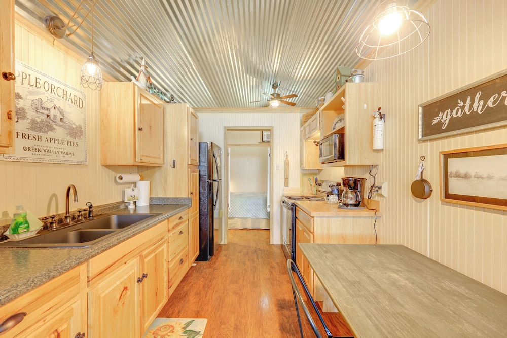 Cozy Couple's Cabin Retreat in Concan!
