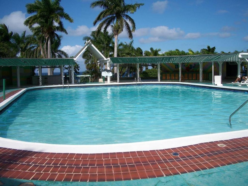 Oceanview 1-bed Apt w/ Pool, Bar & Beach Access