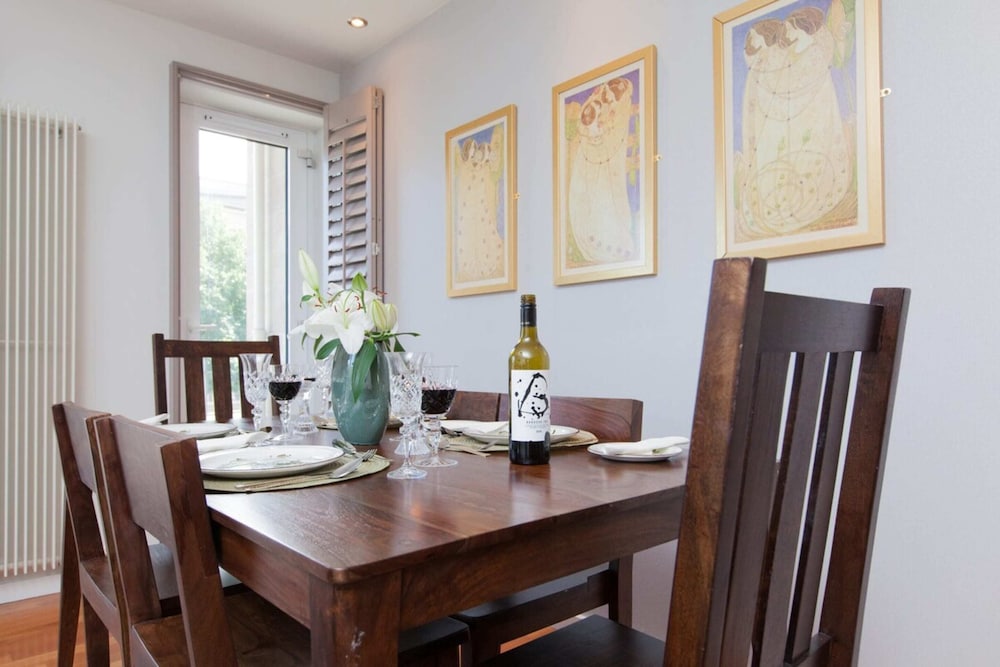 Holyrood Residence - Luxury Apartment With Parking