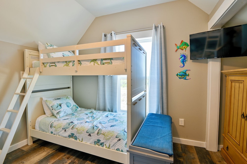 A Wave From it All - 3BR Beachside Coastal Retreat view 5
