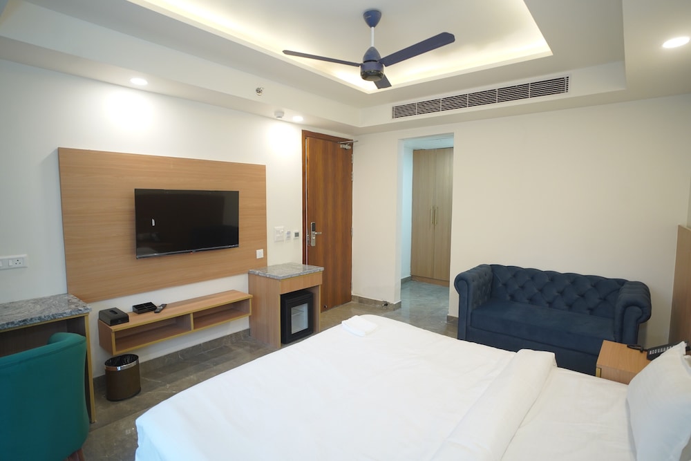 Royal Raven Hotel And Banquet