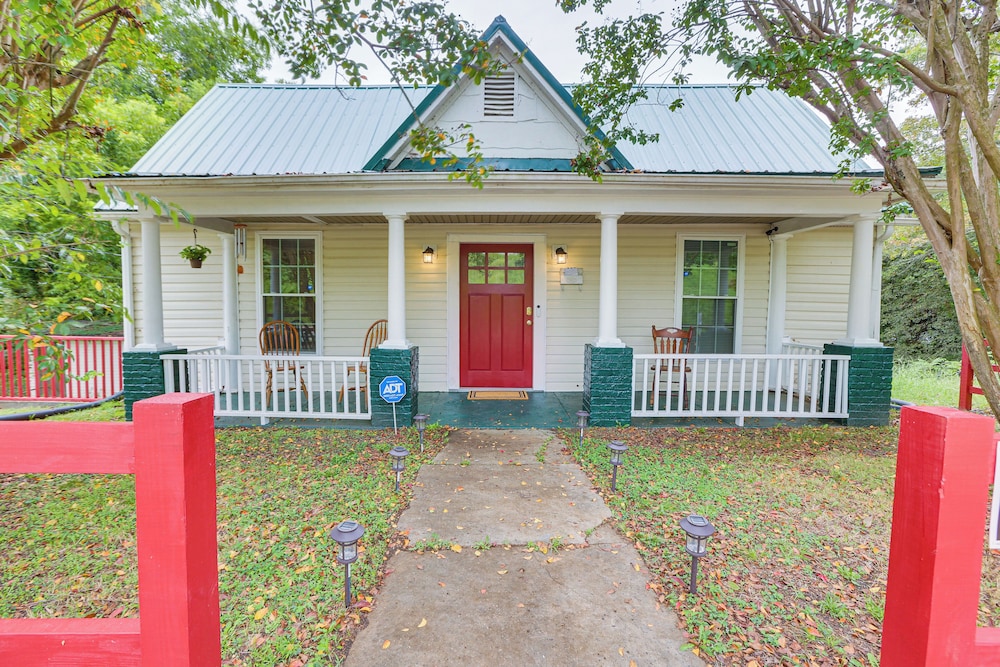 Farmhouse on 1 Acre Near Historic Dtwn Danville