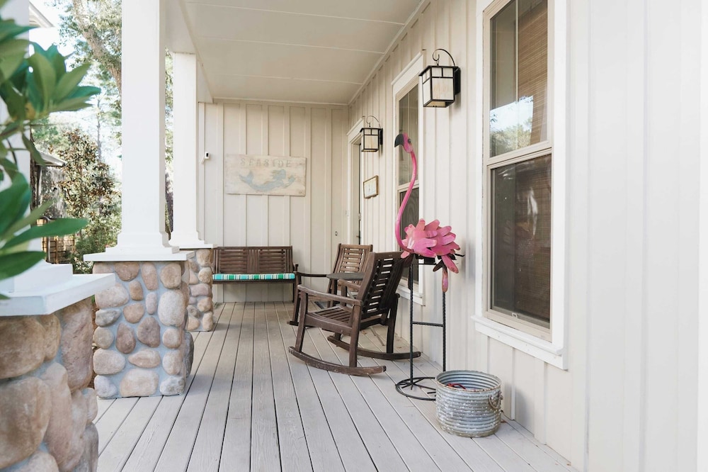 5 Mins to Beach, Shared Pool, Covered Deck, Bikes Heron Cottage by Avantstay