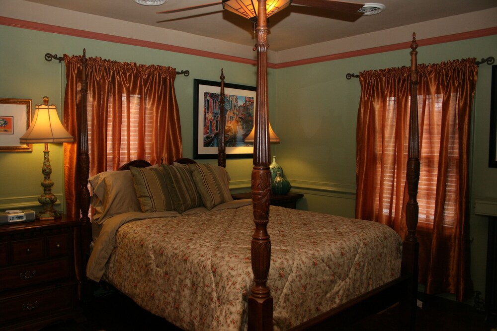 Williamsburg Manor B&B view 3